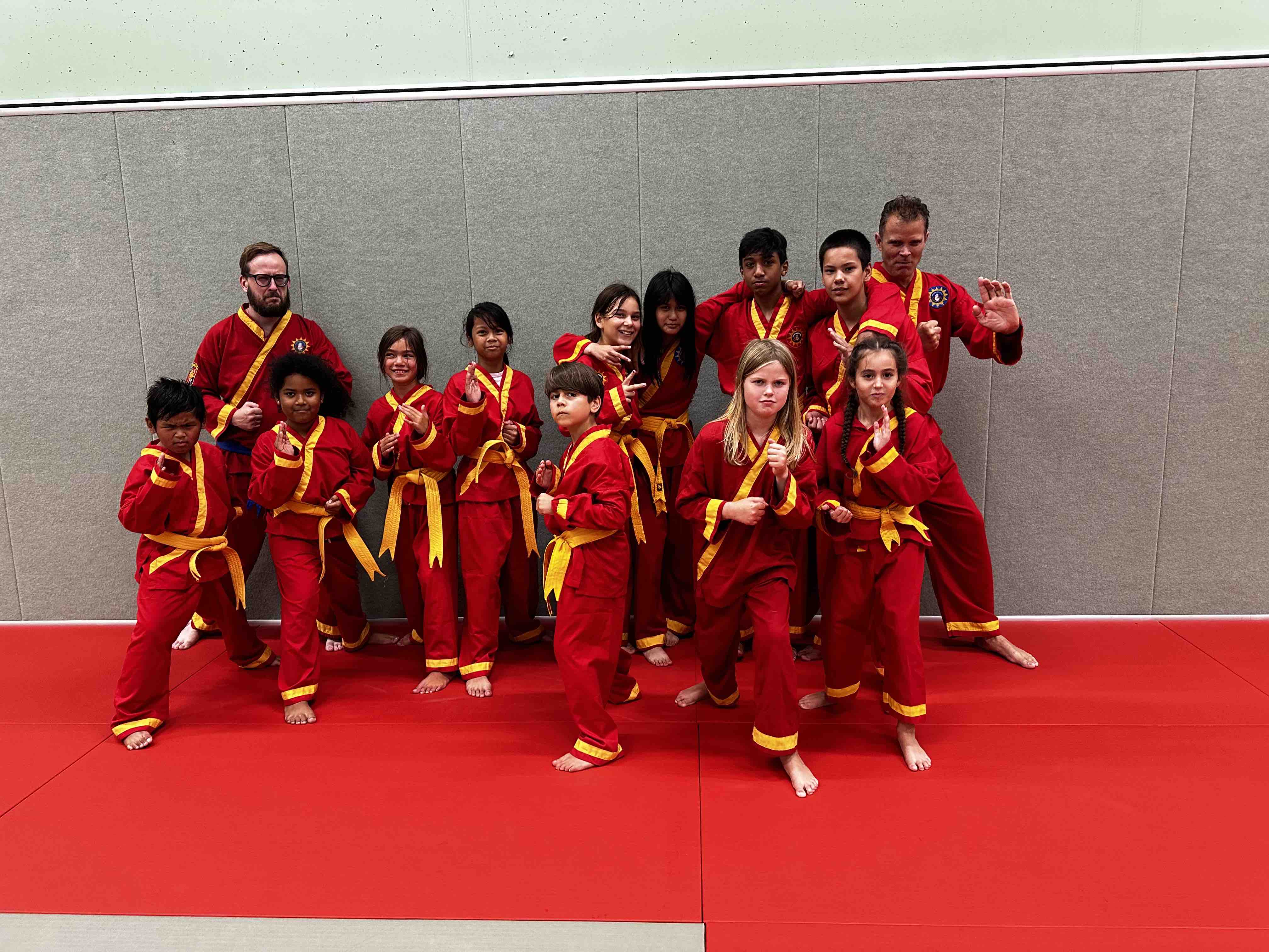 groep kinderen in rode pencak silat pakken